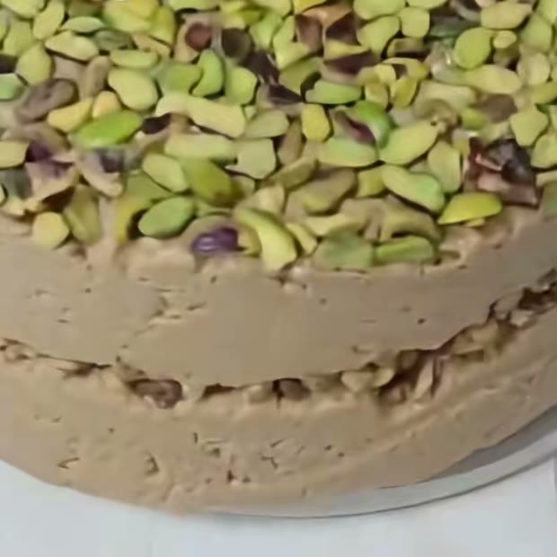 Zweischichtige Halva mit gehackten Pistazien obendrauf